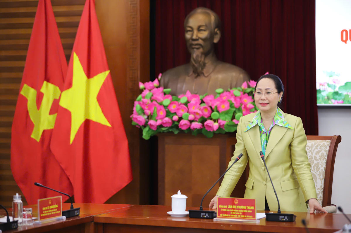Bộ trưởng Bộ VHTTDL Lâm Thị Phương Thanh chủ trì Lễ công bố quyết định điều động, bổ nhiệm cán bộ. Ảnh: Việt Hùng.