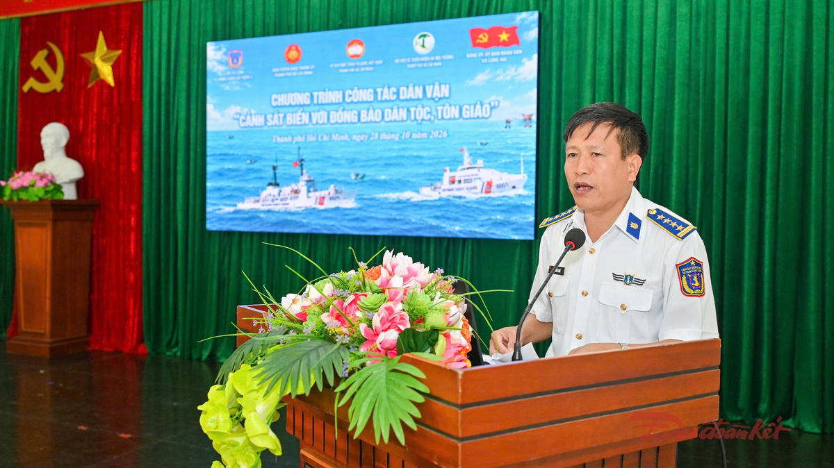 Đại tá Đỗ Xuân Đoài, Phó Chính ủy Bộ Tư lệnh Vùng Cảnh sát biển 3 phát biểu tại Chương trình. Ảnh: Trường Duy.