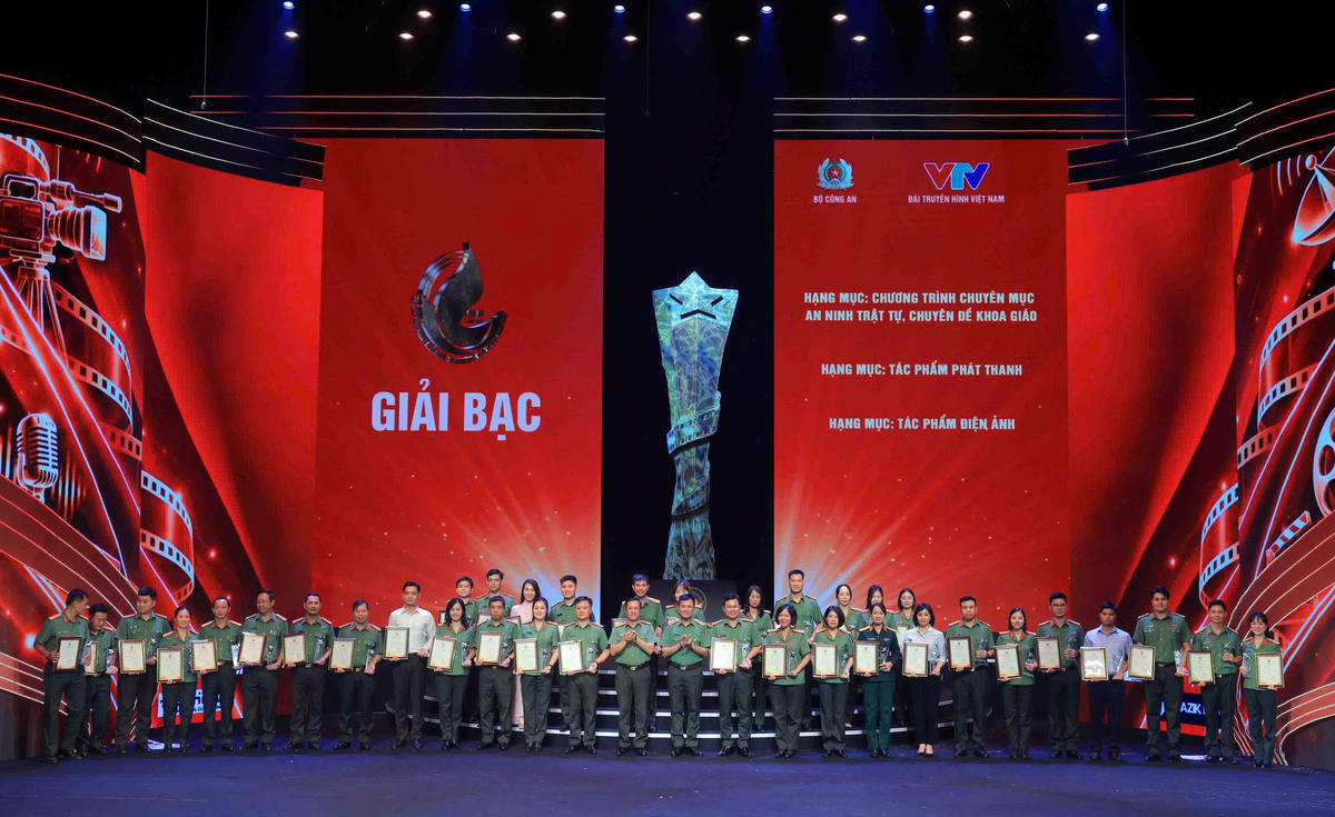 Thiếu tướng Nguyễn Ngọc Quyền, Phó Giám đốc Công an TP Hà Nội, Phó Trưởng Ban tổ chức Liên hoan và Đại tá Nguyễn Anh Tuấn, Phó Cục trưởng Cục Truyền thông CAND, Giám đốc Truyền hình CAND, Phó Trưởng Ban thường trực Ban tổ chức Liên hoan trao giải Bạc cho các tác giả, nhóm tác giả. Ảnh Phạm Kiên.