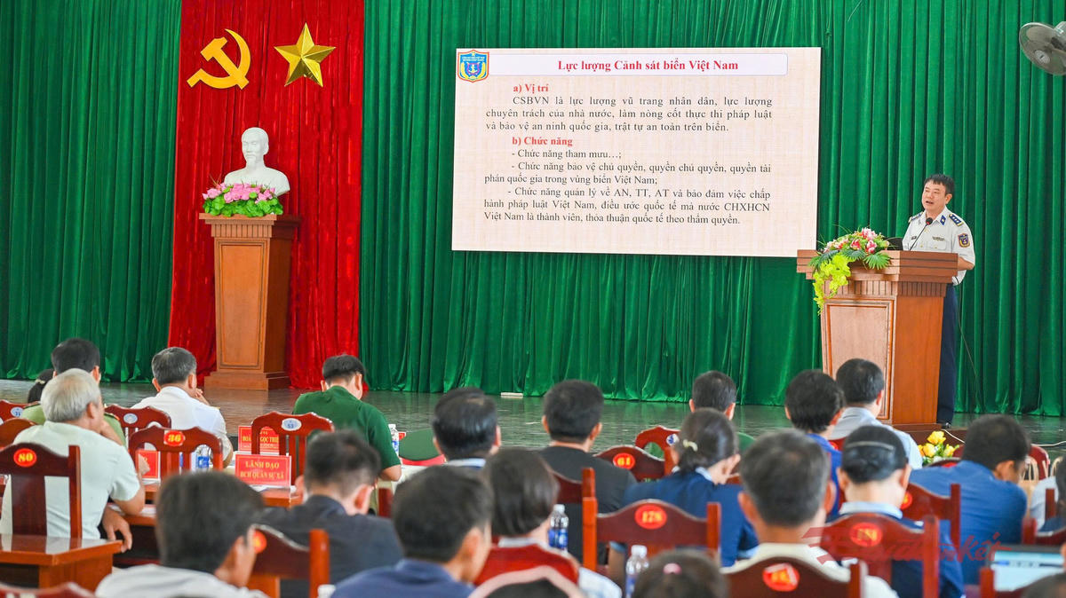 Thượng tá Vũ Thái Anh, Báo cáo viên của Bộ Tư lệnh Vùng Cảnh sát biển 3 tuyên truyền về chống khai thác IUU tại chương trình. Ảnh: Trường Duy.