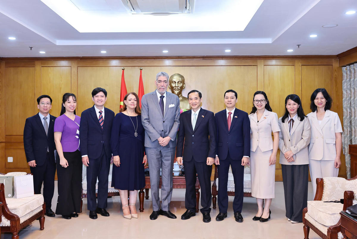Các đại biểu chụp ảnh lưu niệm