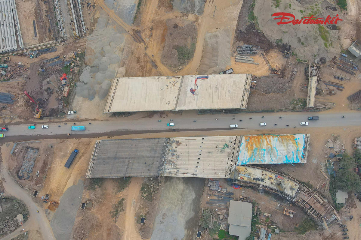 Những ngày cuối tháng 10/2026, các hạng mục tại công trường đang được triển khai khẩn trương. Bên cạnh hệ thống đường song hành cơ bản hoàn thành, các nhà thầu đã bắt đầu lắp đặt hàng loạt phiến dầm cỡ lớn tại khu vực cầu vượt. Các nhánh đường dẫn lên xuống cũng dần hình thành, tạo nên hình dáng đặc trưng của nút giao hoa thị.