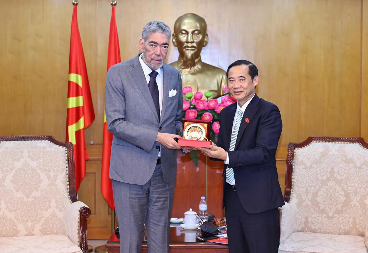 Ông Nguyễn Thái Học, Phó Bí thư chuyên trách Đảng ủy Dân vận, Mặt trận và các đoàn thể Trung ương trao biểu trưng của MTTQ Việt Nam tới ông Miguel Mejía, Tổng Bí thư Đảng Phong trào Cánh tả Thống nhất (MIU) Cộng hòa Dominica
