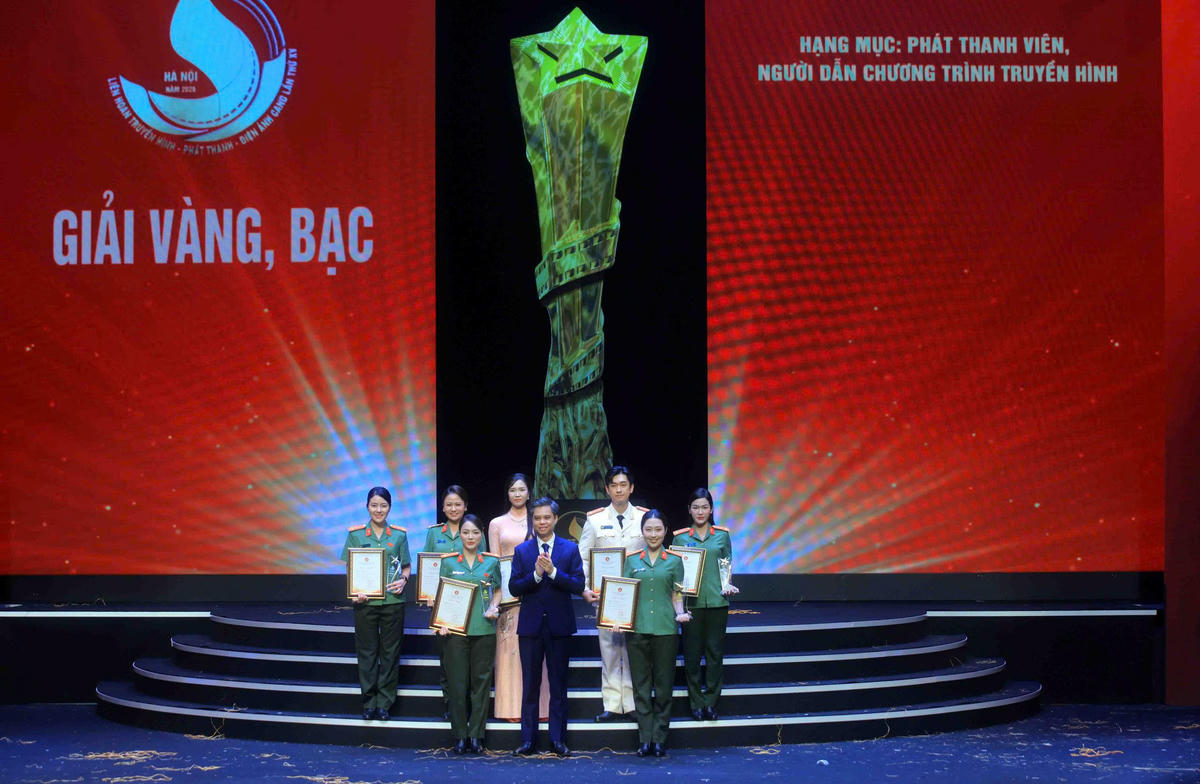 Ông Nguyễn Văn Chiến, Phó Trưởng Ban Tuyên giáo Trung ương trao giải Vàng, Bạc cho Phát thanh viên, người dẫn chương trình. Ảnh Phạm Kiên.