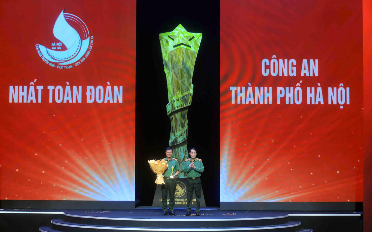 Thượng tướng Lê Quốc Hùng, Ủy viên Trung ương Đảng, Phó Bí thư Đảng uỷ Công an Trung ương, Thứ trưởng Bộ Công an trao giải nhất toàn đoàn cho CA TP Hà Nội. Ảnh Phạm Kiên.