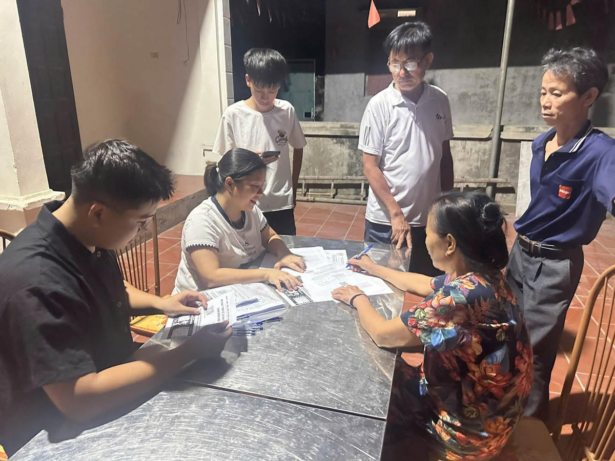 Các tổ công tác tại xã Đan Phượng trực tiếp đến từng hộ phát phiếu lấy ý kiến. Ảnh: K.H