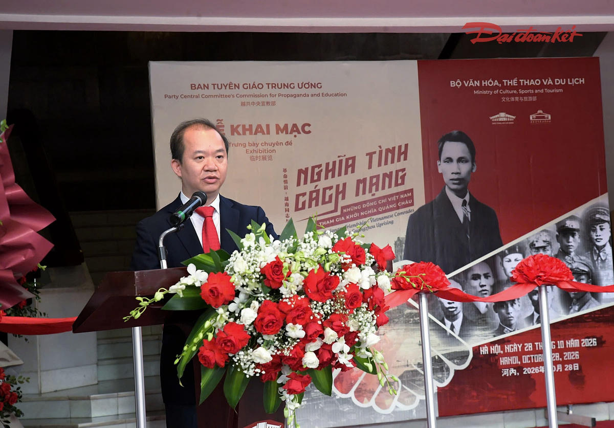 PGS.TS. Bùi Hoài Sơn - Phó Trưởng Ban Tuyên giáo Trung ương phát biểu khai mạc trưng bày.