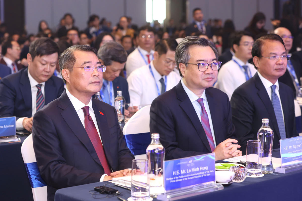 Thủ tướng Lê Minh Hưng, Trưởng Ban Chính sách, chiến lược Trung ương Nguyễn Thanh Nghị dự phiên toàn thể cao cấp tại Diễn đàn Kinh tế Mùa thu 2026, sáng 28/10. Ảnh: N.T