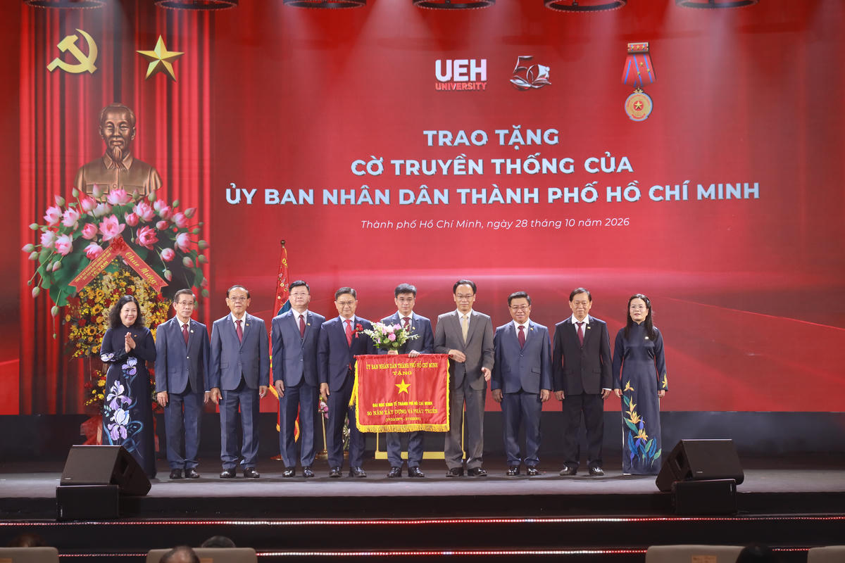 Lãnh đạo UBND TPHCM đã trao tặng Cờ truyền thống cho UEH. Ảnh: T.K