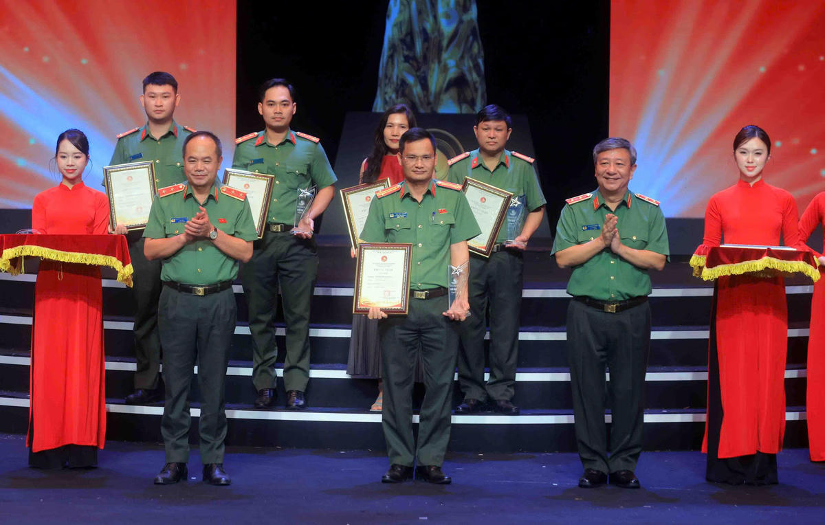 Trung tướng Đỗ Triệu Phong, Cục trưởng Cục Truyền thông CAND, Trưởng Ban tổ chức và Trung tướng Nguyễn Thanh Tùng, Anh hùng lực lượng vũ trang nhân dân, Giám đốc Công an TP Hà Nội trao giải Bạc cho các tác giả, nhóm tác giả. Ảnh Phạm Kiên.