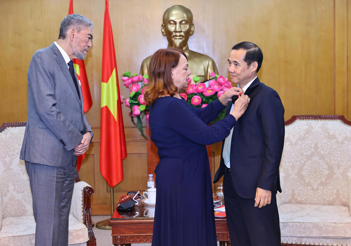 Đoàn đại biểu cấp cao Đảng MIU trao huy hiệu Đảng MIU tới ông Nguyễn Thái Học