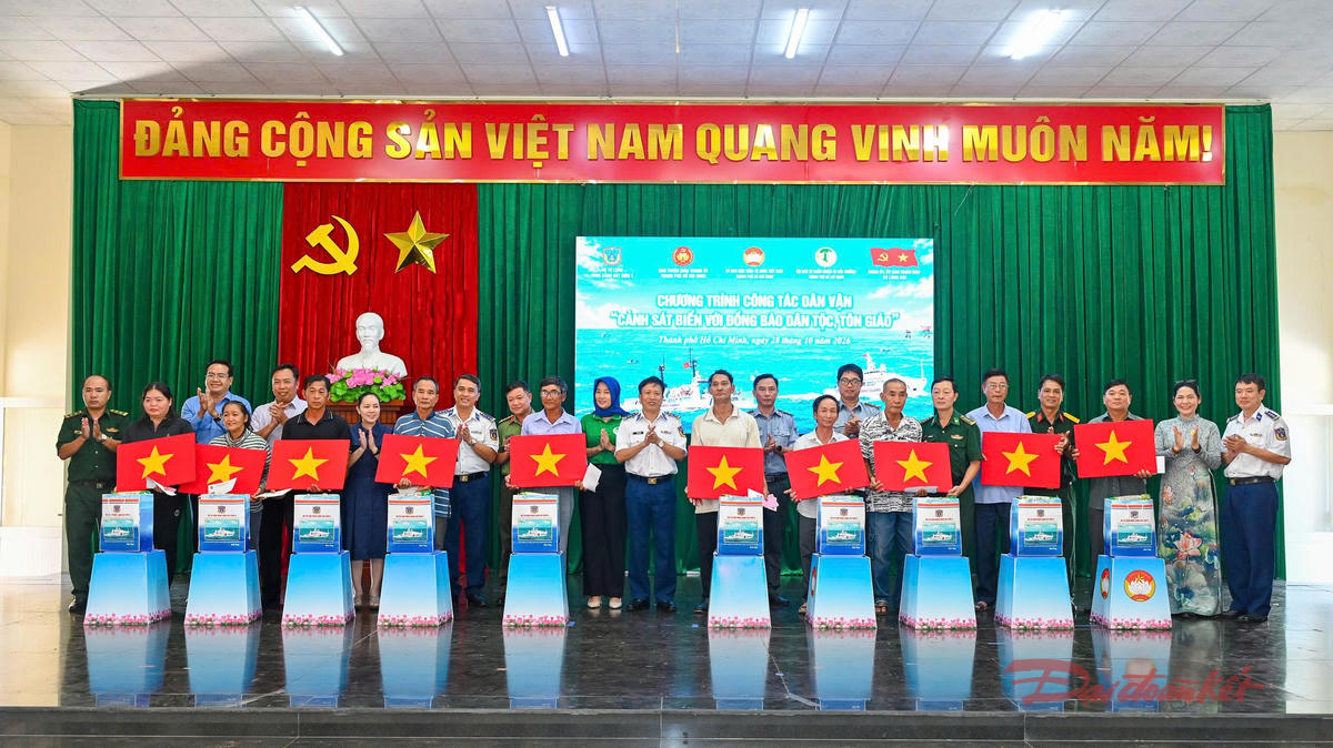 Thủ trưởng Bộ tư lệnh Vùng Cảnh sát biển 3 tặng cờ cho bà con ngư dân. Ảnh: Trường Duy.