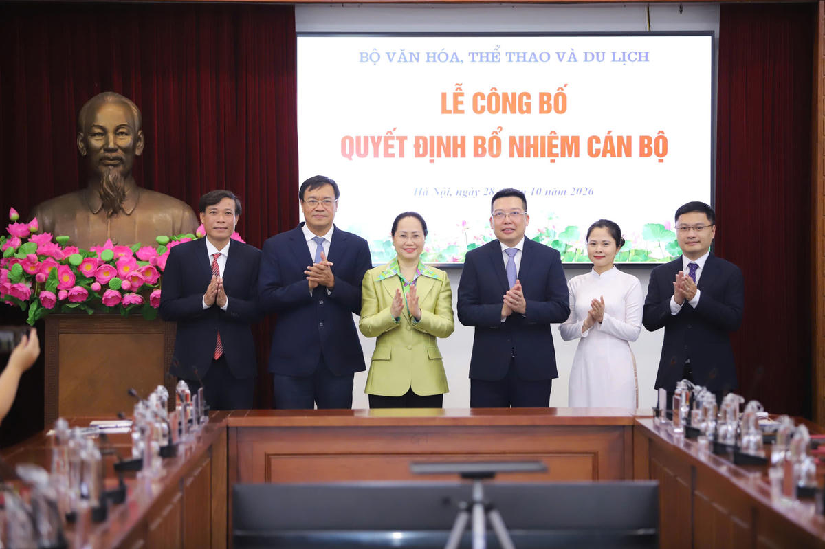Bộ trưởng Bộ VHTTDL Lâm Thị Phương Thanh chụp ảnh lưu niệm với các cán bộ được điều động, bổ nhiệm. Ảnh: Việt Hùng.