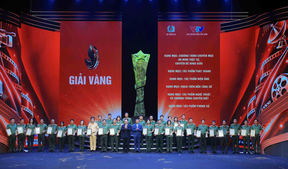 Ông Nguyễn Huy Dũng, Ủy viên dự khuyết Trung ương Đảng, Thứ trưởng Bộ Văn hóa, Thể thao và Du lịch và ông Đỗ Đức Hoàng, Phó Tổng Giám đốc Đài Truyền hình Việt Nam, đồng Chủ tịch liên hoan trao giải Vàng cho các tác giả và nhóm tác giả. Ảnh Phạm Kiên.