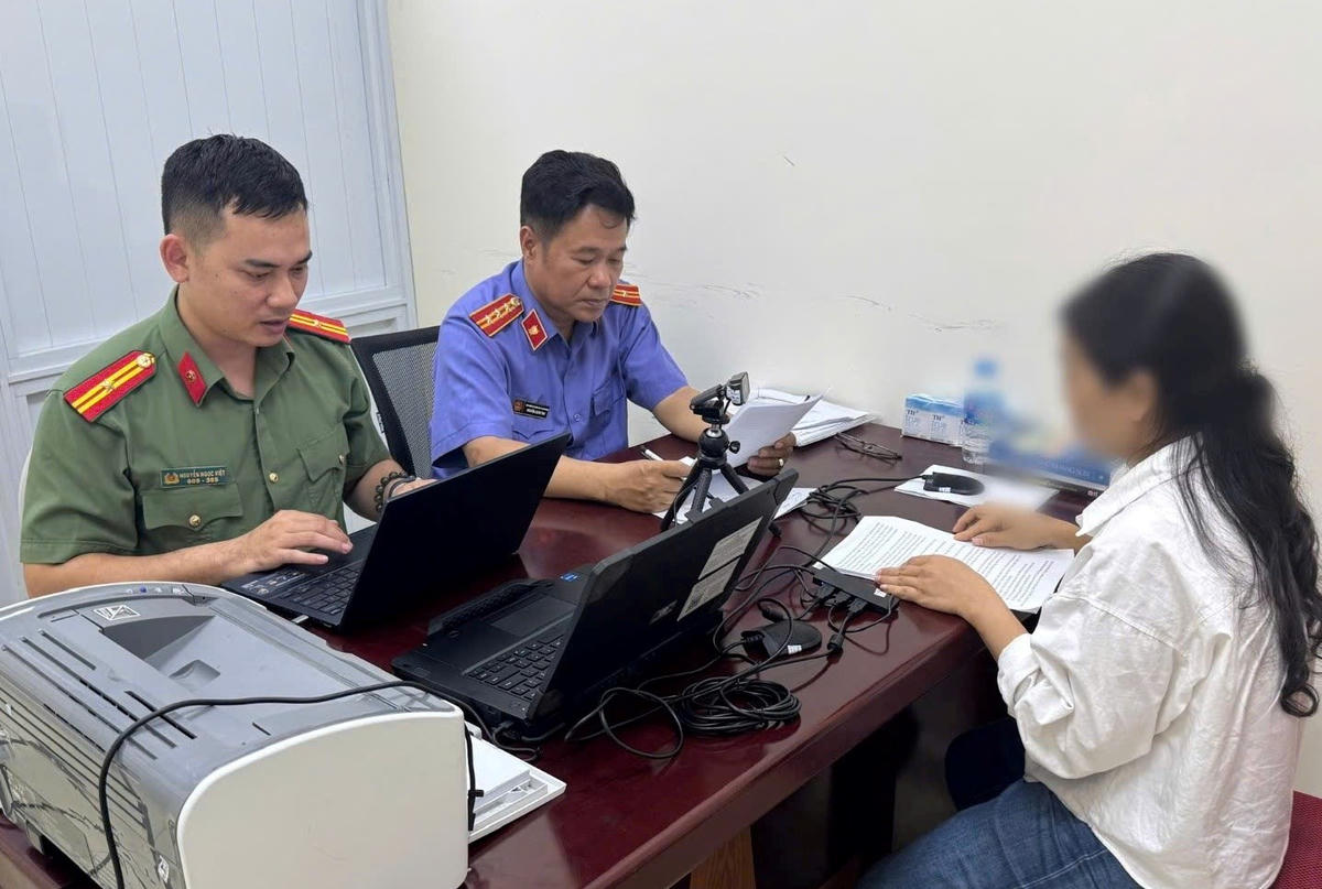 Điều tra viên và Kiểm sát viên làm việc ghi âm, ghi hình hỏi cung bị can. Ảnh: CATP. 