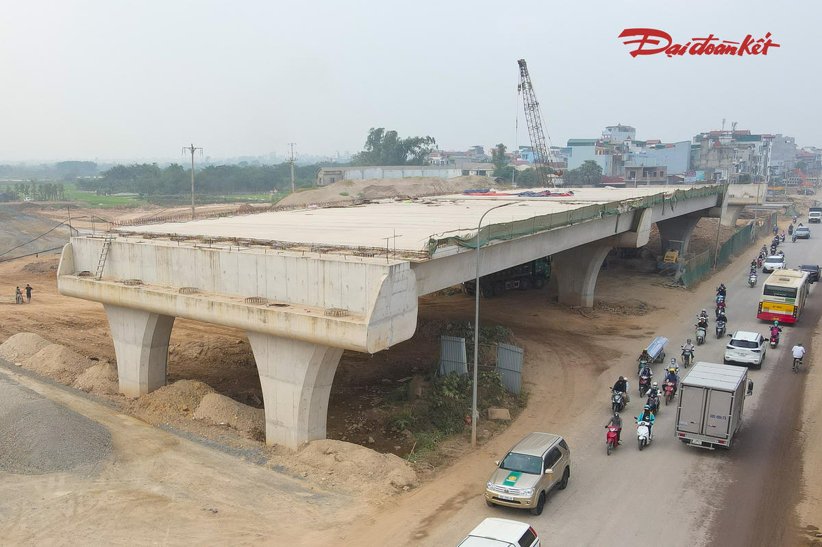 Nút giao hoa thị trên Quốc lộ 6 lộ diện hình hài, cầu vượt bắt đầu lắp dầm lớn