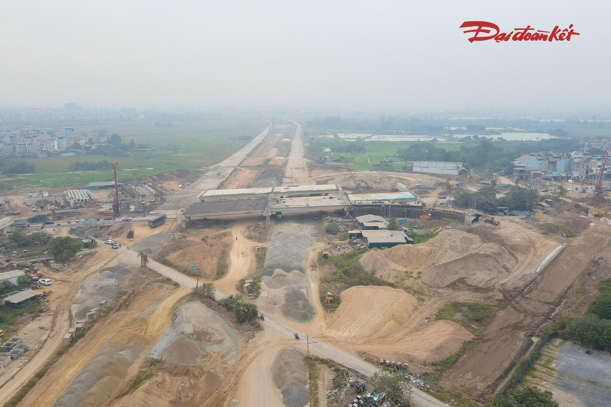 Nút giao Vành đai 4 - Quốc lộ 6 là một trong 8 nút giao thuộc giai đoạn 1 của dự án đường Vành đai 4 - Vùng Thủ đô. Đồng thời, đây cũng là nút giao duy nhất trên tuyến dự án cải tạo, nâng cấp Quốc lộ 6 đoạn Ba La - Xuân Mai.
