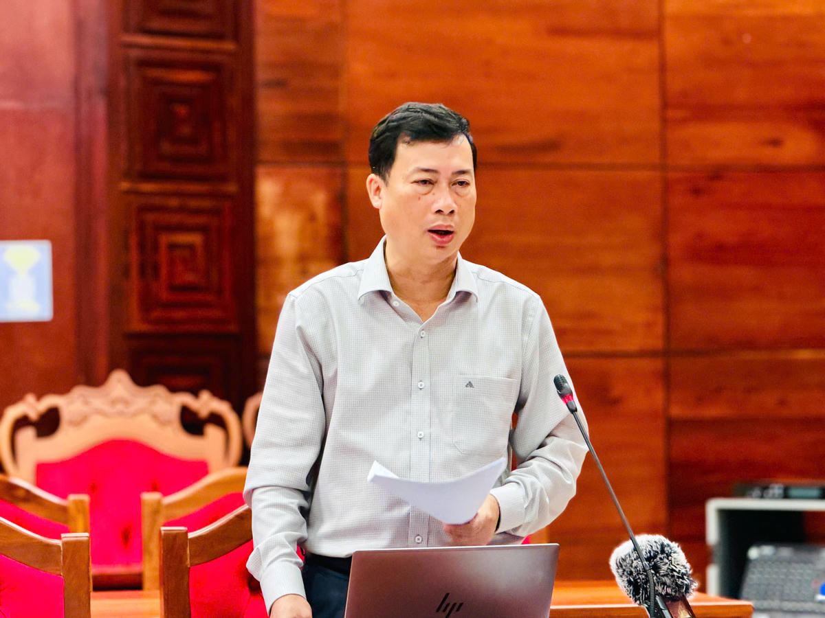 Ông Trần Hồng Tiến, Giám đốc Sở Văn hóa, Thể thao và Du lịch tỉnh phát biểu tại cuộc họp. Ảnh: Thanh Nga.