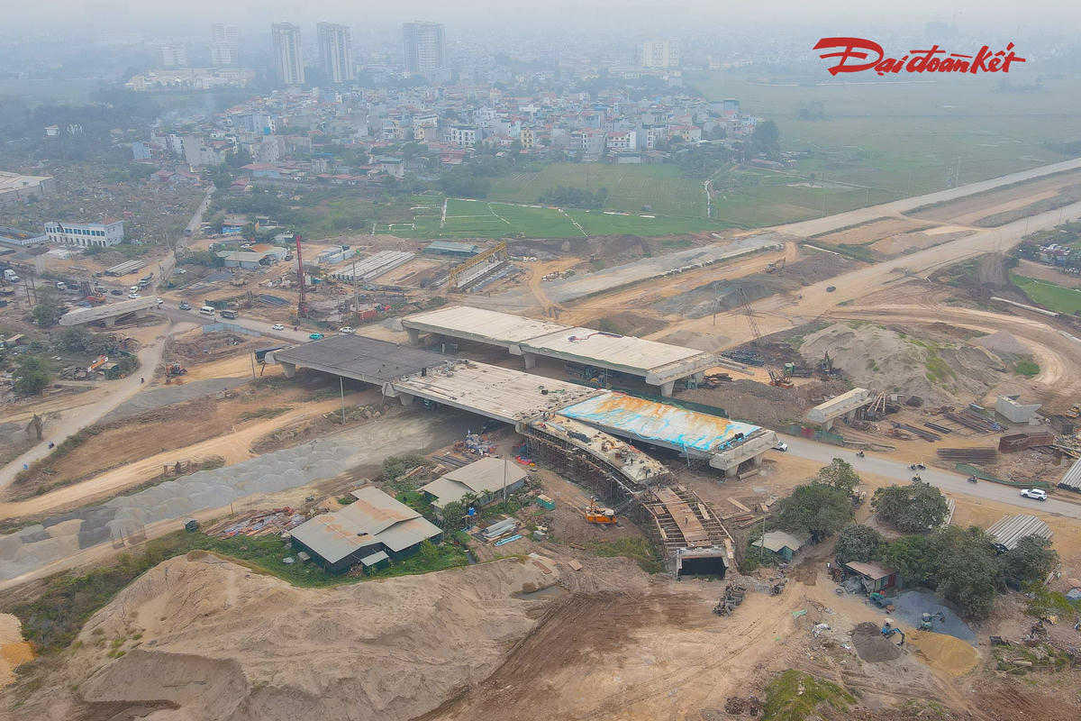 Theo thiết kế, đây là nút giao hoa thị với 2 tầng đường. Trong đó, đường song hành nằm bên dưới, còn tuyến đường cao tốc Vành đai 4 đi trên cao, vượt qua Quốc lộ 6. Hệ thống các nhánh lên xuống được bố trí để phương tiện có thể chuyển hướng giữa các tuyến mà không phải di chuyển qua các giao cắt cùng mức.