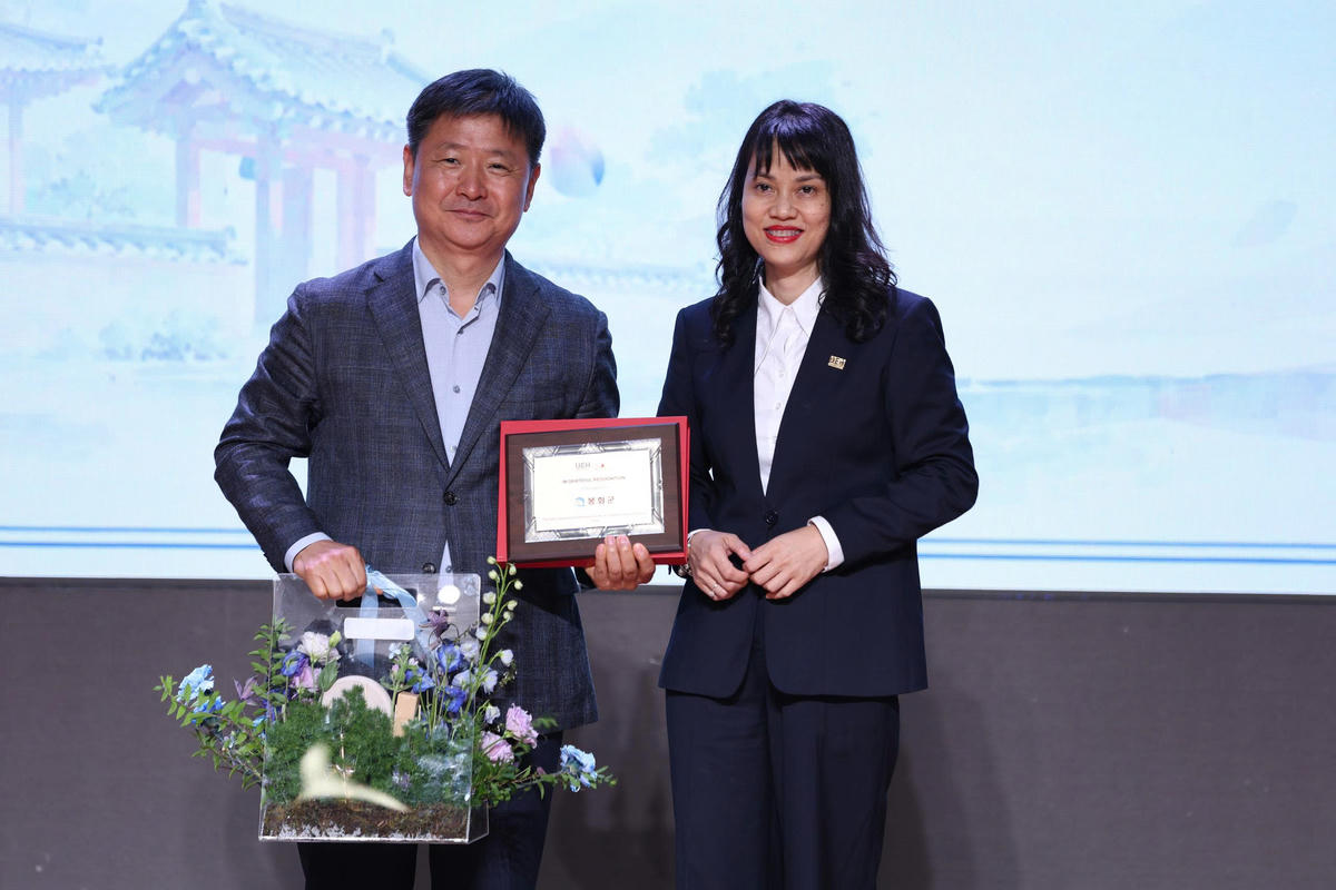 Đại diện UEH tri ân đóng góp sáng kiến Thung lũng K-Vietnam cho ông Kang Bu-seong - Chuyên gia cao cấp GDI. Ảnh: T.K