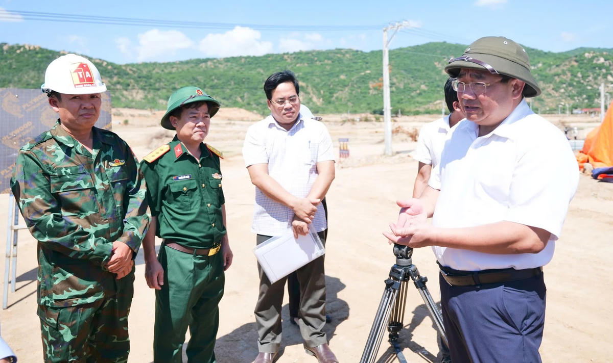 Ông Trịnh Minh Hoàng, Phó Chủ tịch UBND tỉnh Khánh Hòa, kiểm tra về tiến độ thi công khu tái định cư phục vụ Dự án Nhà máy Điện hạt nhân Ninh Thuận 2. Ảnh T.X
