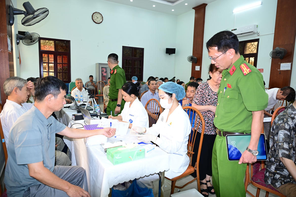 Công an TP Hải Phòng chính thức bước vào cao điểm đợt 2 thu nhận mẫu sinh phẩm ADN thân nhân liệt sĩ chưa xác định danh tính. Ảnh: CATP. 