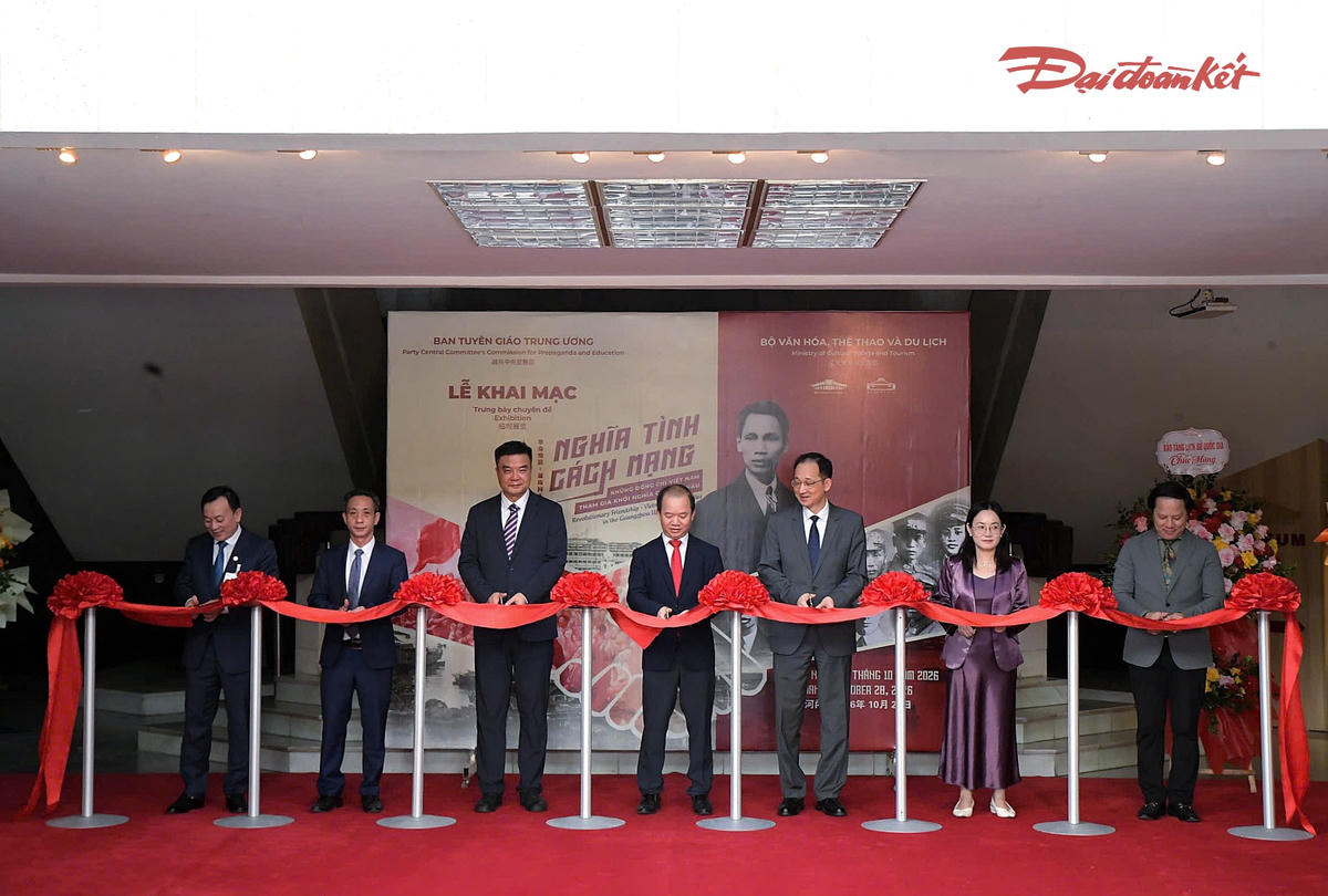 Đại biểu thực hiện nghi thức khai mạc trưng bày chuyên đề Nghĩa tình cách mạng – Những đồng chí Việt Nam tham gia Khởi nghĩa Quảng Châu. 