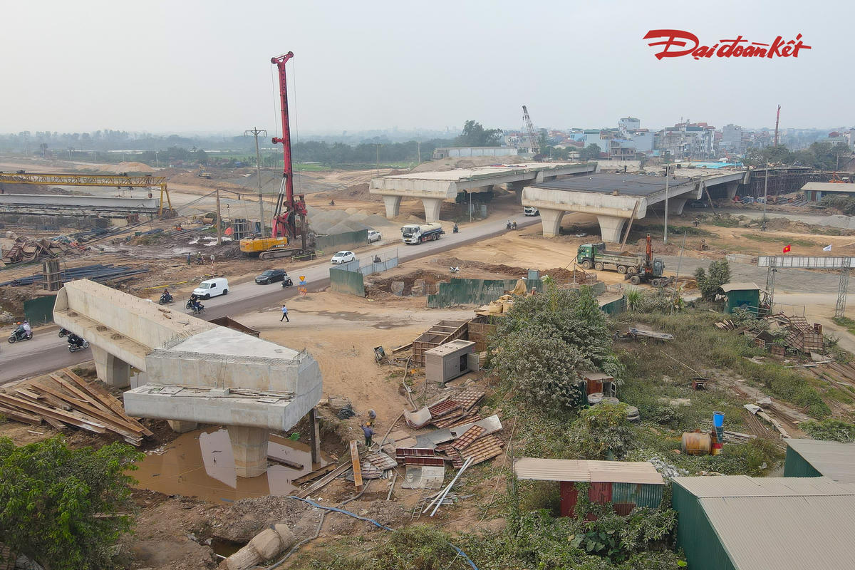 Trong bối cảnh khu vực cửa ngõ phía tây nam thường xuyên chịu áp lực giao thông, việc hoàn thiện nút giao có ý nghĩa trong việc phân bổ lại lưu lượng phương tiện, giảm xung đột tại các điểm giao cắt và nâng cao khả năng kết nối với mạng lưới đường bộ khu vực.