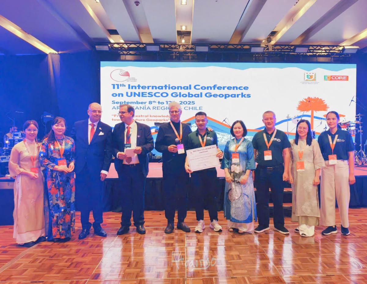 Đại diện Ban điều hành GGN trao Giải thưởng “Mô hình hoạt động hiệu quả của Mạng lưới Công viên địa chất toàn cầu UNESCO” cho Công viên địa chất toàn cầu Non nước Cao Bằng.
