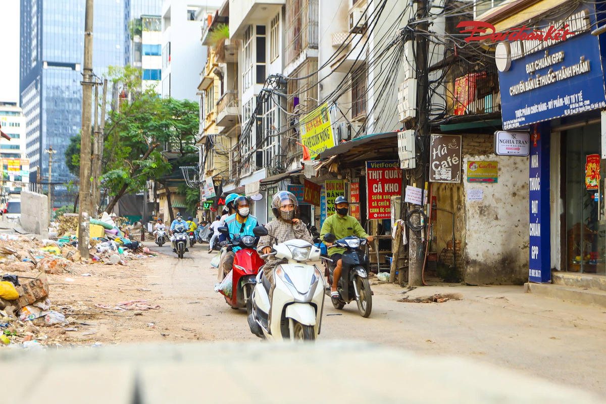 Hiện trạng thi công mở rộng ngõ 381 Nguyễn Khang, Hà Nội