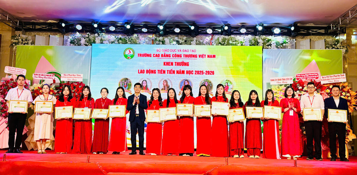 Trường Cao đẳng Công Thương Việt Nam tặng khen cho tập thể lao động tiên tiến. 