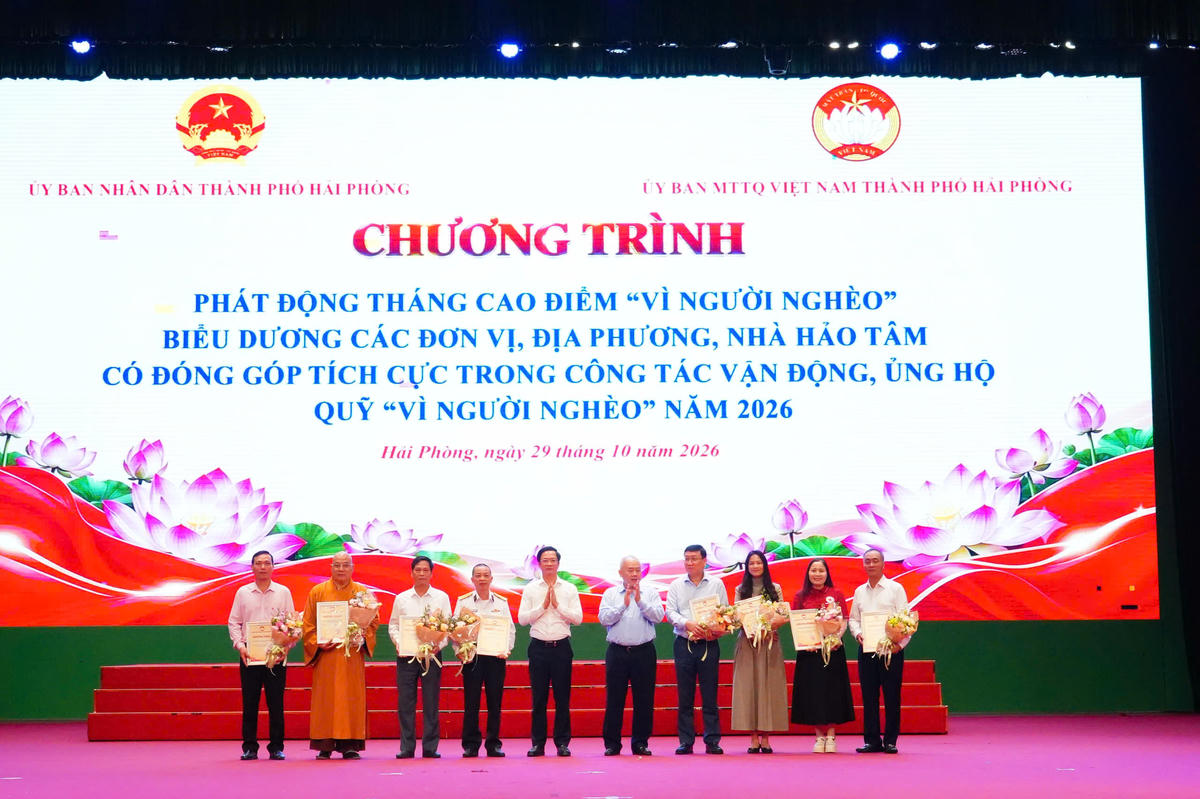 Phó Chủ tịch Nguyễn Đức Phong tặng quà cho hộ nghèo tại Hải Phòng 