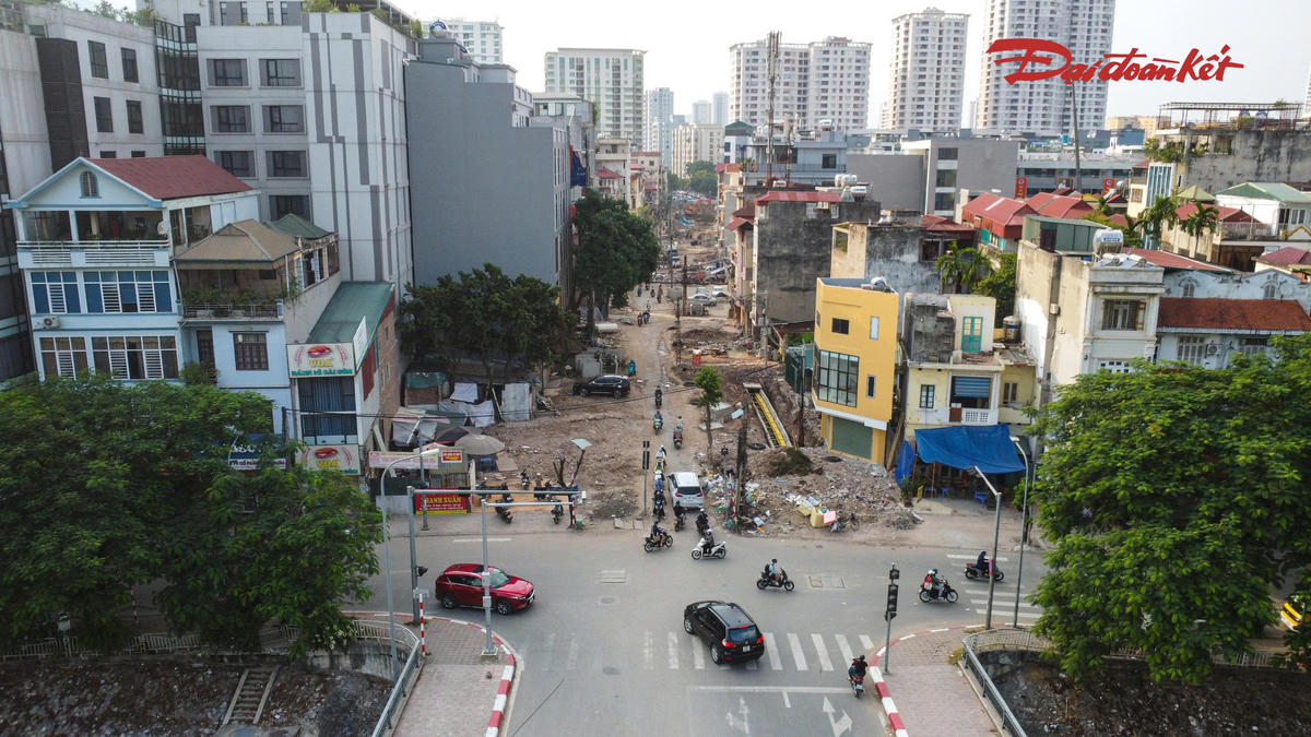Theo UBND phường Cầu Giấy, ngõ 381 Nguyễn Khang có mặt cắt nhỏ, hạ tầng xuống cấp và thường xuyên xảy ra ùn tắc vào giờ cao điểm. Thực trạng này ảnh hưởng trực tiếp đến việc đi lại, sinh hoạt của người dân cũng như hoạt động của các cơ quan, trường học trong khu vực.