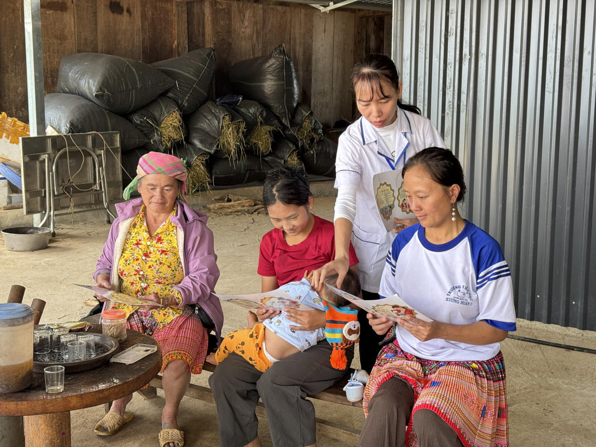 Cán bộ y tế xuống tuyên truyền cho người dân về chăm sóc sức khỏe, không tảo hôn và nuôi con an toàn