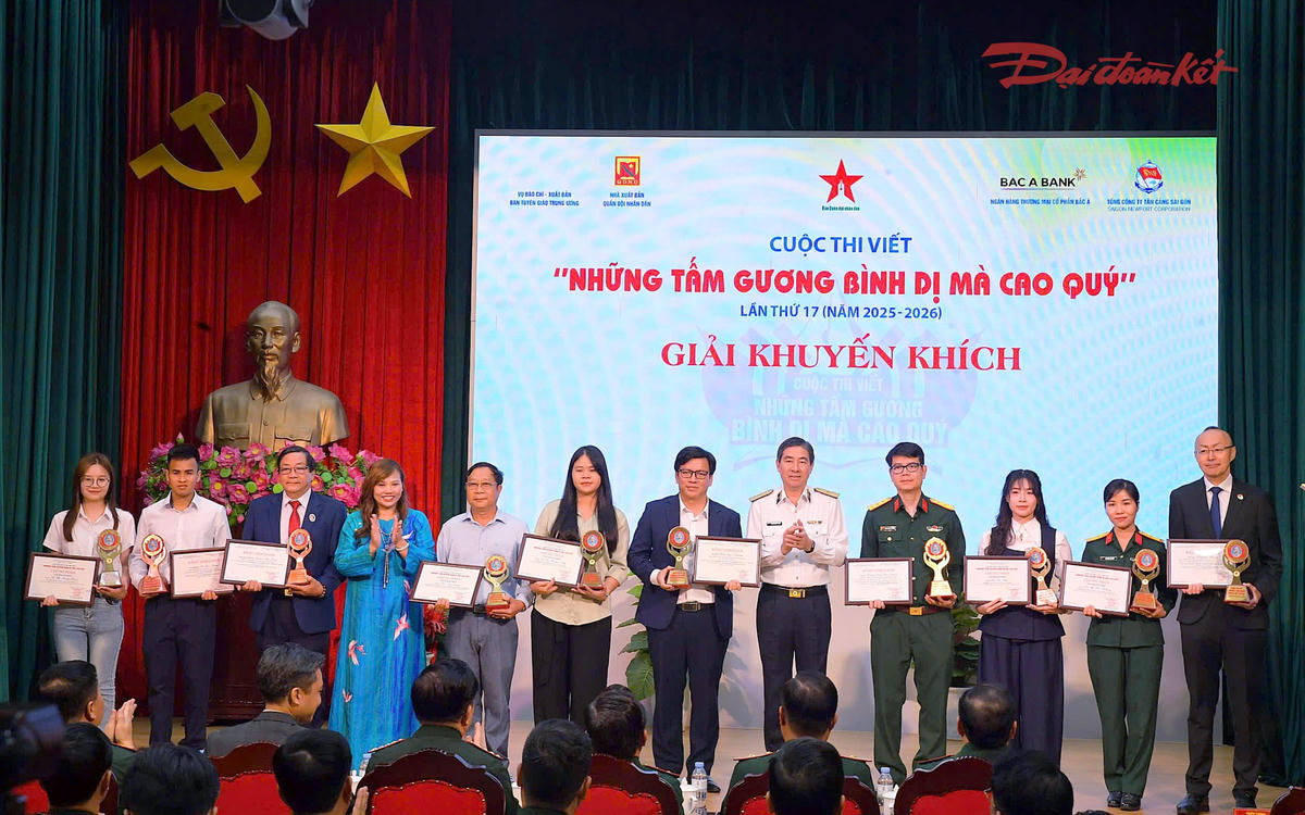 Ban tổ chức trao giải cho c&aacute;c t&aacute;c giả, nh&oacute;m t&aacute;c giả đoạt giải Khuyến kh&iacute;ch v&agrave; t&ocirc;n vinh nh&acirc;n vật.