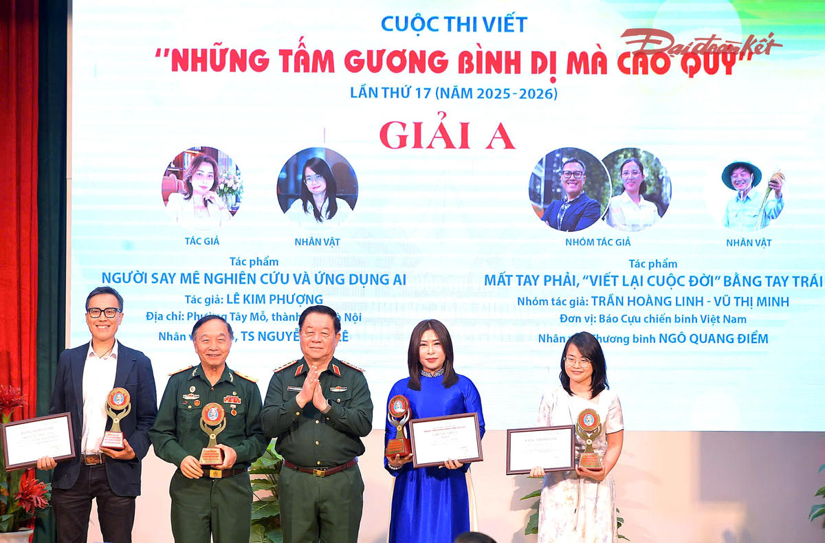 Đại tướng Nguyễn Trọng Nghĩa, Chủ nhiệm Tổng cục Ch&iacute;nh trị Qu&acirc;n đội nh&acirc;n d&acirc;n Việt Nam, trao giải cho c&aacute;c t&aacute;c giả, nh&oacute;m t&aacute;c giả đoạt giải A v&agrave; nh&acirc;n vật.