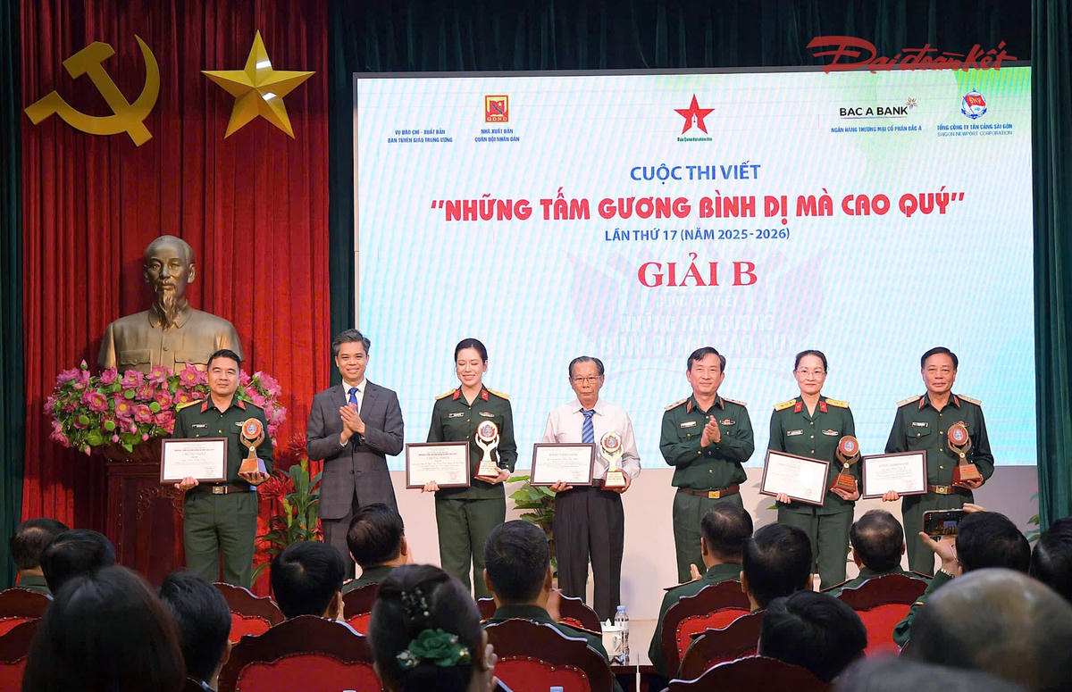 Ban tổ chức trao giải cho c&aacute;c t&aacute;c giả, nh&oacute;m t&aacute;c giả đoạt giải B v&agrave; t&ocirc;n vinh nh&acirc;n vật.