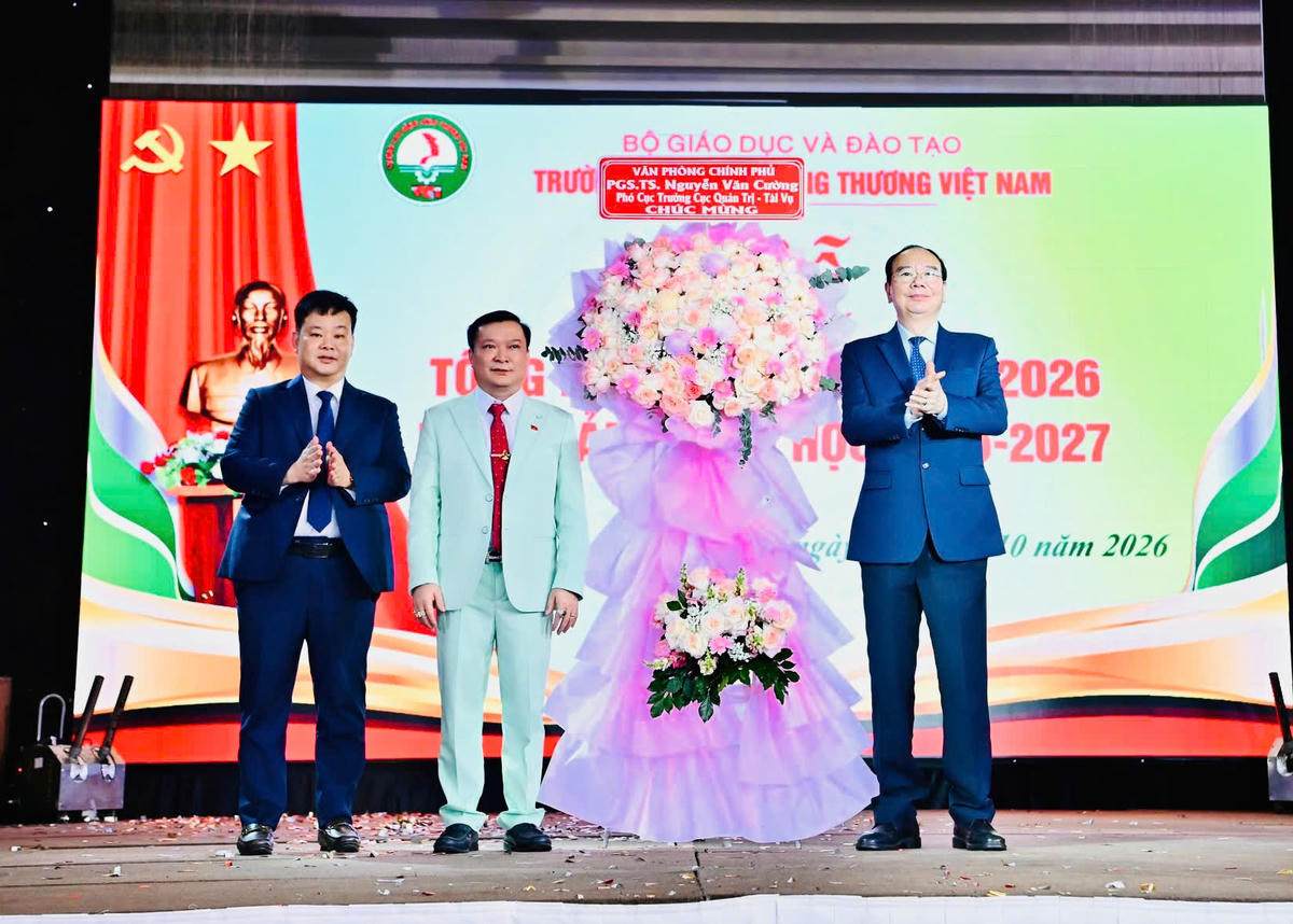 PGS.TS Nguyễn Văn Cường, Phó Cục trưởng Cục Quản trị – Tài vụ, Văn phòng Chính phủ, tặng hoa chúc mừng Trường Cao đẳng Công Thương Việt Nam tại Lễ Tổng kết năm học 2025-2026 và Khai giảng năm học 2026-2027.