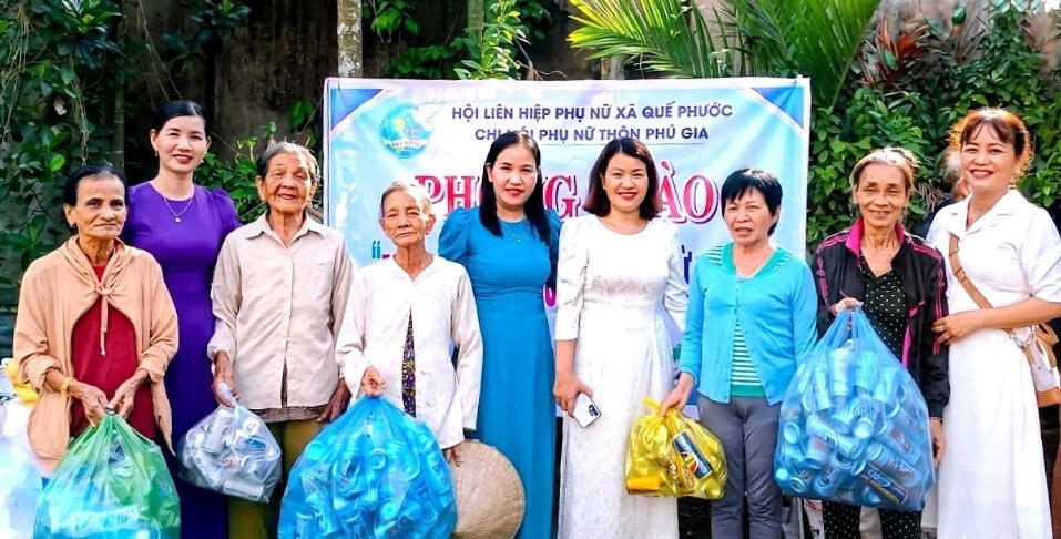 Chi hội Phụ nữ thôn Phú Gia, xã Quế Phước thu gom phế liệu gây quỹ hỗ trợ phụ nữ, trẻ em nghèo. Ảnh: MT.