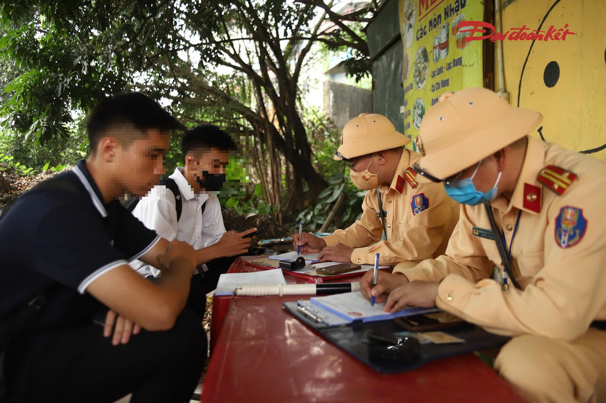Lực lượng CSGT kiểm tra, xử lý các trường hợp học sinh vi phạm giao thông trên địa bàn Thường Tín, Hà Nội.