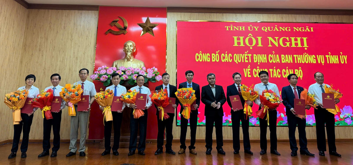 Bí thư Tỉnh ủy Quảng ngãi Hồ Văn Niên (ở giữa) trao quyết định, tặng hoa chúc mừng các lãnh đạo được luân chuyển, điều động. Ảnh: TT.