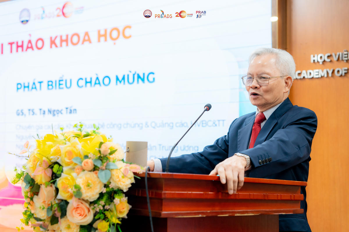 GS.TS Tạ Ngọc Tấn, nguyên Ủy viên Trung ương Đảng, nguyên Phó Chủ tịch Thường trực Hội đồng Lý luận Trung ương, nguyên Giám đốc Học viện Chính trị quốc gia Hồ Chí Minh, nguyên Giám đốc Học viện Báo chí và Tuyên truyền phát biểu tại hội thảo.