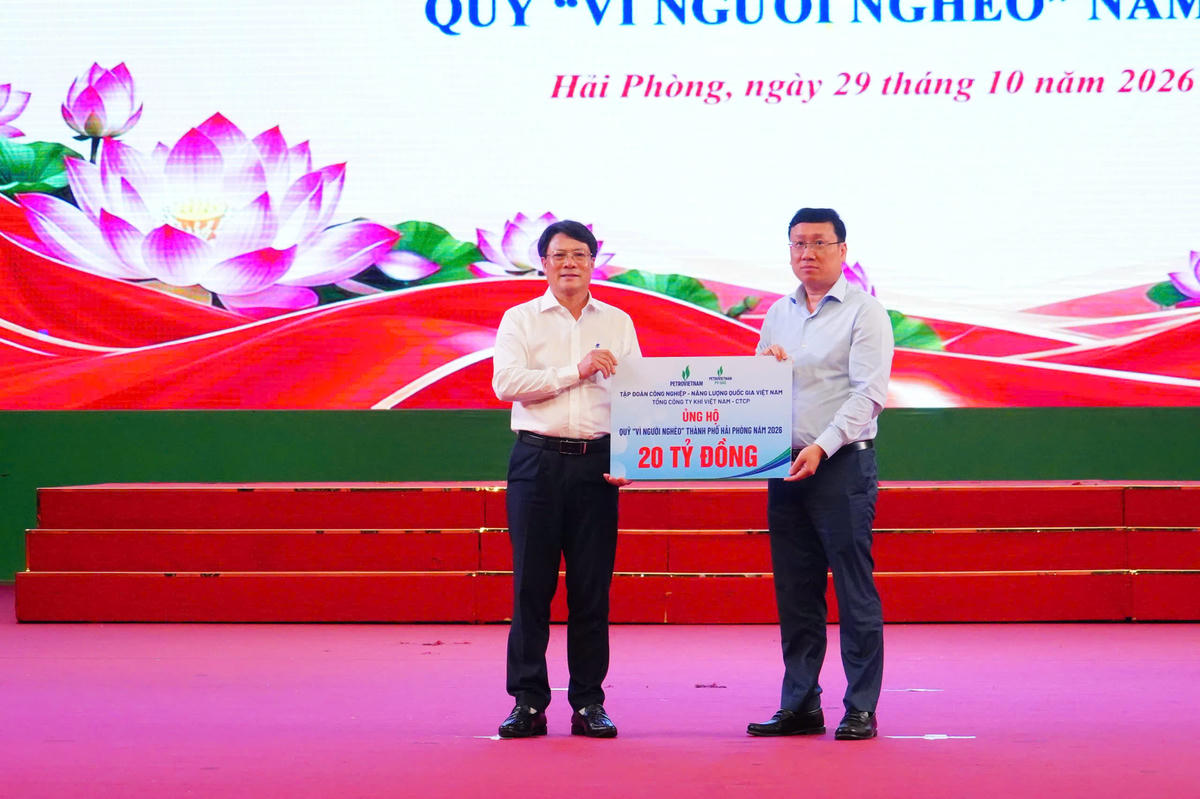Phó Chủ tịch Nguyễn Đức Phong tặng quà cho hộ nghèo tại Hải Phòng 