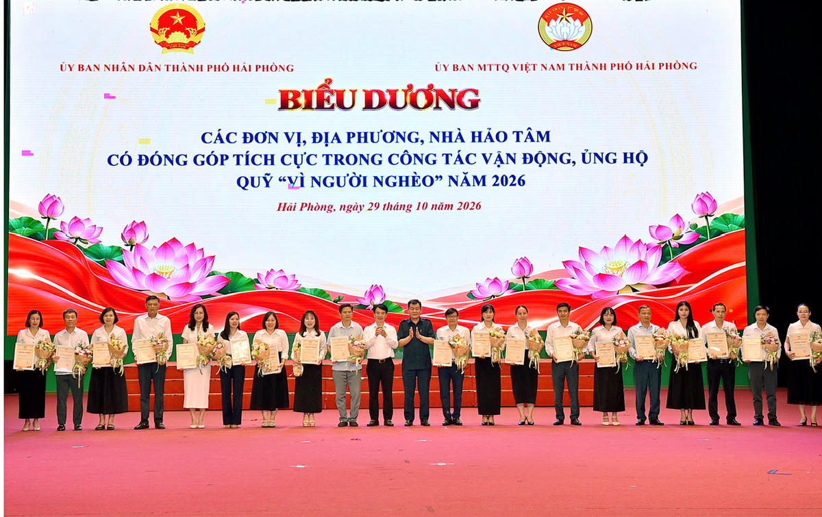 Phó Chủ tịch Ủy ban Trung ương MTTQ Việt Nam Nguyễn Đức Phong và Phó Chủ tịch Thường trực Ủy ban MTTQ Việt Nam thành phố Nguyễn Đức Tuấn biểu dương các cá nhân, đơn vị, địa phương có đóng góp tích cực ủng hộ quỹ "Vì người nghèo" năm 2026. Ảnh: PT. 