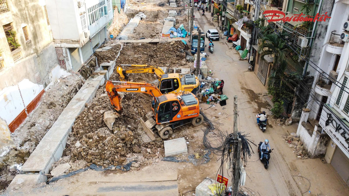 Bên cạnh mở rộng mặt đường, hệ thống thoát nước cũng đang được triển khai. Đây là hạng mục quan trọng nhằm hoàn thiện hạ tầng kỹ thuật, góp phần nâng cao khả năng tiêu thoát nước và hạn chế những bất cập trong quá trình khai thác tuyến đường.