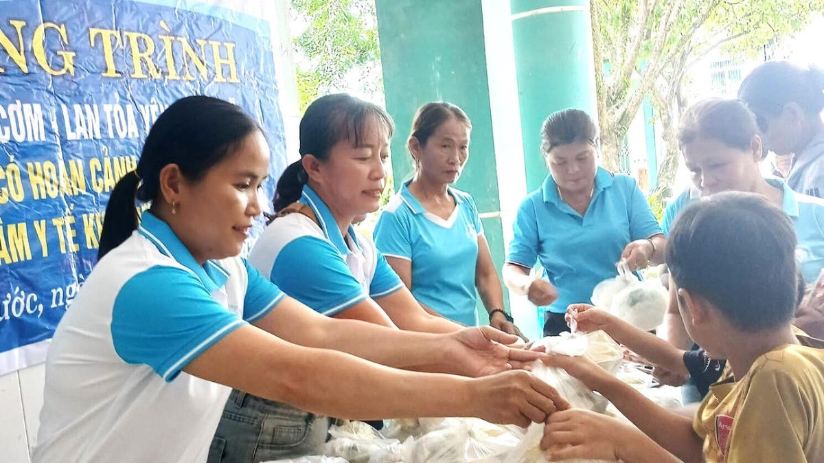Phụ nữ Quế Phước phát cơm miễn phí tại Trung tâm Y tế khu vực Nông Sơn. Ảnh: MT.