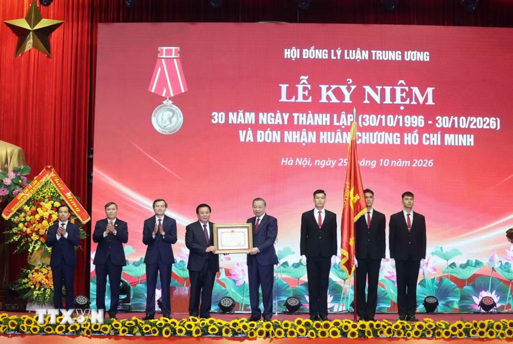 ttxvn_2910-tong-bi-thu-chu-tich-nuoc-du-ky-niem-thanh-lap-hoi-dong-ly-luan-trung-uong-6404.jpg