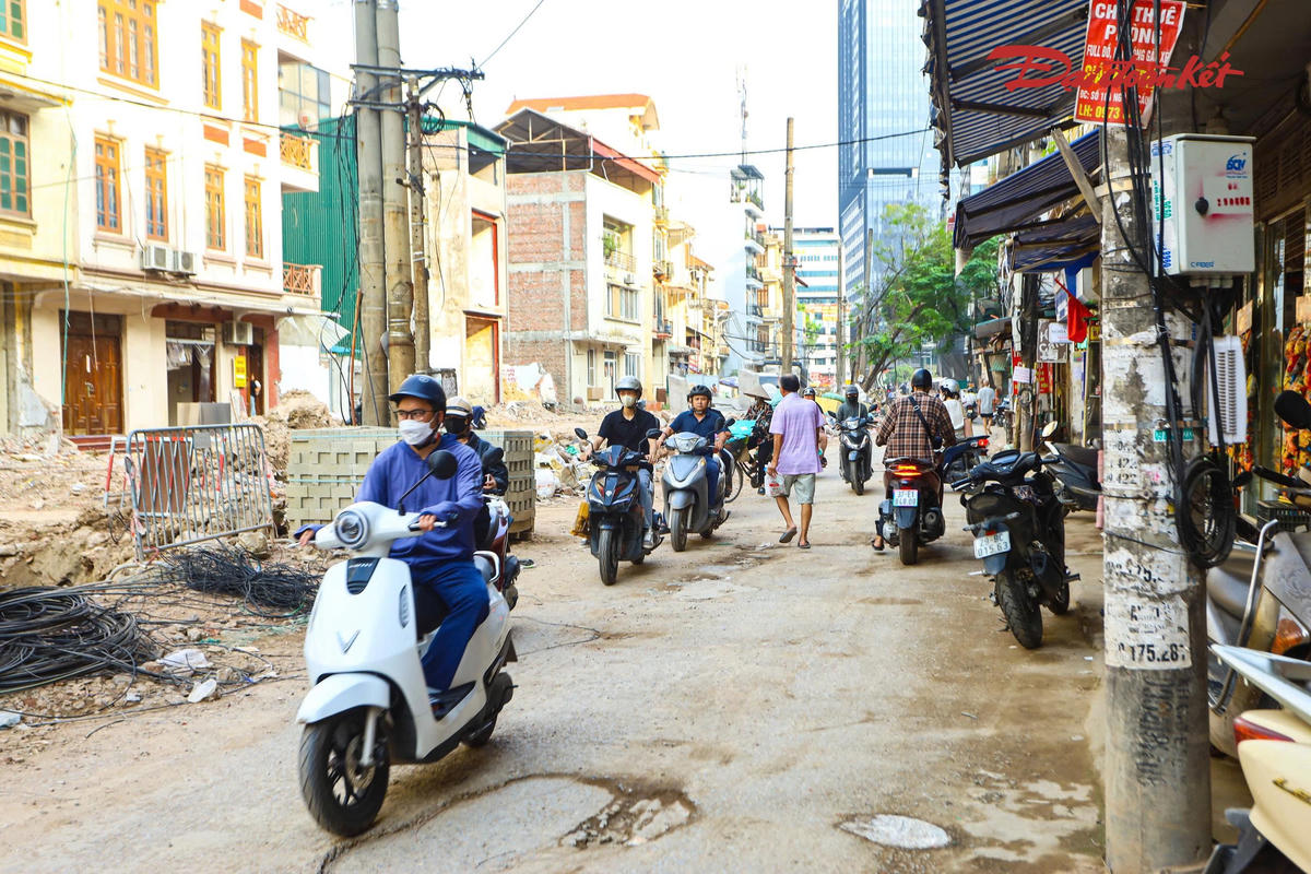 Việc cải tạo ngõ 381 Nguyễn Khang không chỉ nhằm khắc phục tình trạng xuống cấp của một tuyến đường dân sinh mà còn hướng đến tăng khả năng kết nối giao thông giữa các trục đường trong khu vực.