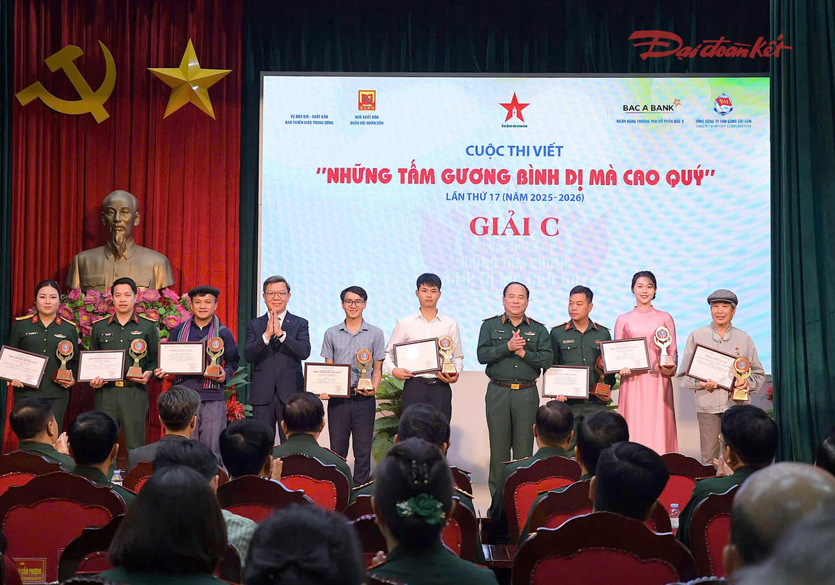 Ban tổ chức trao giải cho c&aacute;c t&aacute;c giả, nh&oacute;m t&aacute;c giả đoạt giải C v&agrave; t&ocirc;n vinh nh&acirc;n vật.