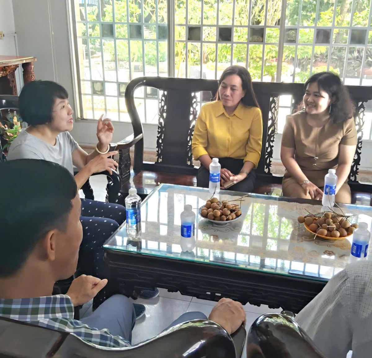Lãnh đạo Ủy ban MTTQ Việt Nam tỉnh Cà Mau khảo sát, lắng nghe ý kiến của doanh nghiệp ở phường Hiệp Thành. Ảnh: Nguyên Du